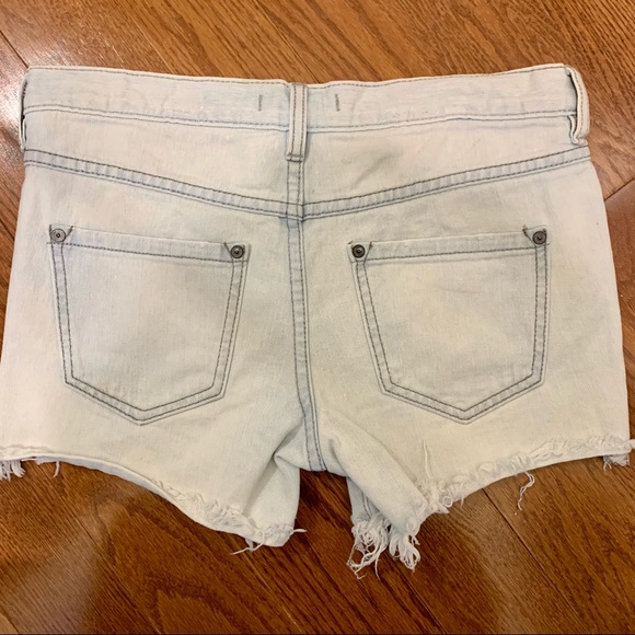 Free People light wash distressed shorts [raw hem, size 24] - Picture 3 of 6